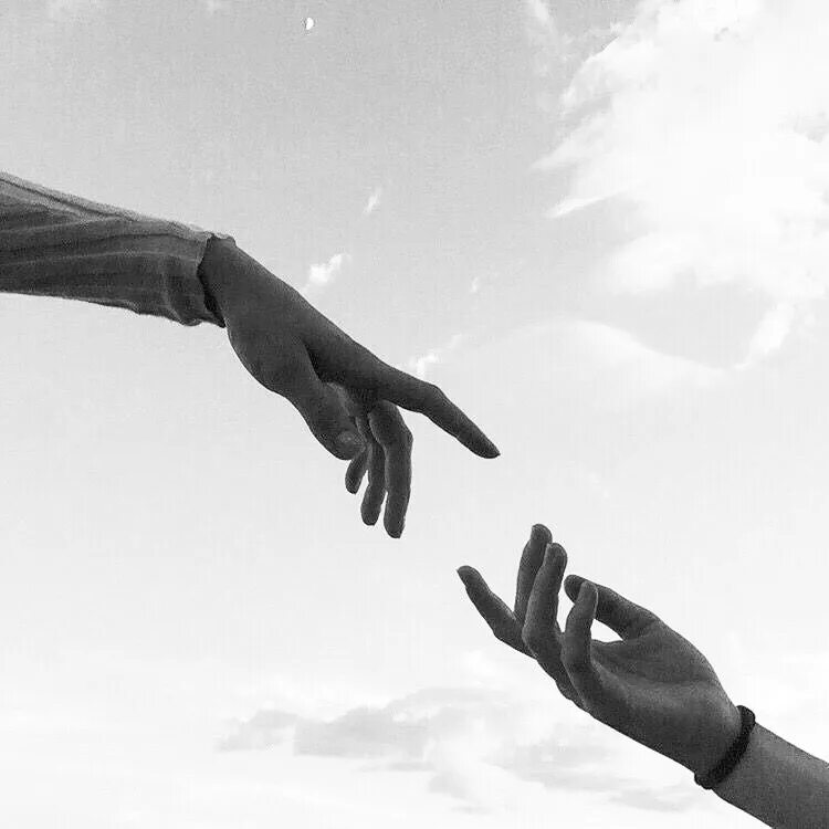 Буду руки помнить твои. Руки тянутся друг к другу. Руки влюбленные тянутся. Руки двух друзей. Руки тянутся к листку.