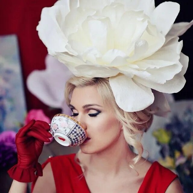 Шляпка цветок. Royal ascot hats. 90 е макияж головной убор. Дефиле цветочных шляп. Шляпка из цветов.