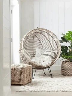 Круглое кресло из ротанга