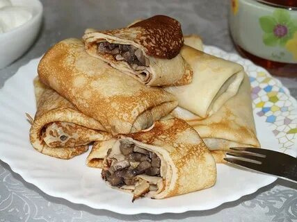 Блинчики с мясом на сковороде