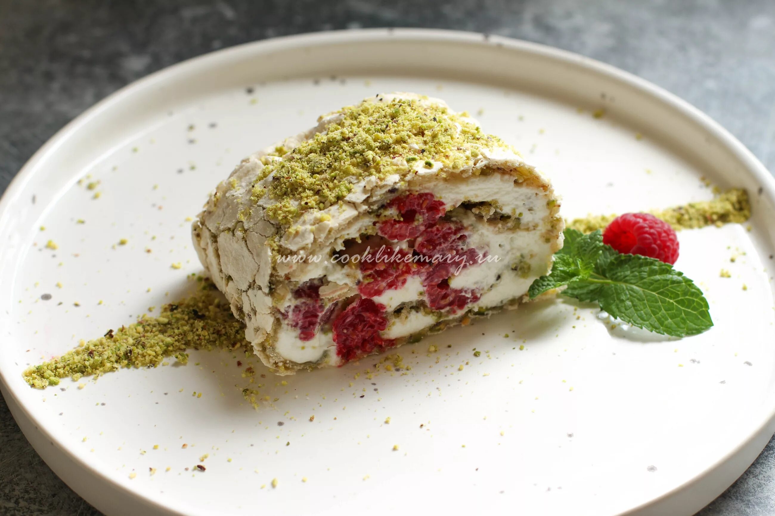Меренговый с фисташкой и малиной