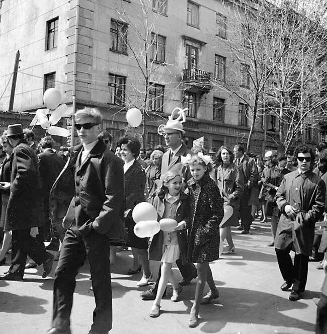 1 мая старые фото. 1 Мая 1960 года парад. Демонстрация 1971г. 1 Мая 1971 года. Саратов до войны.