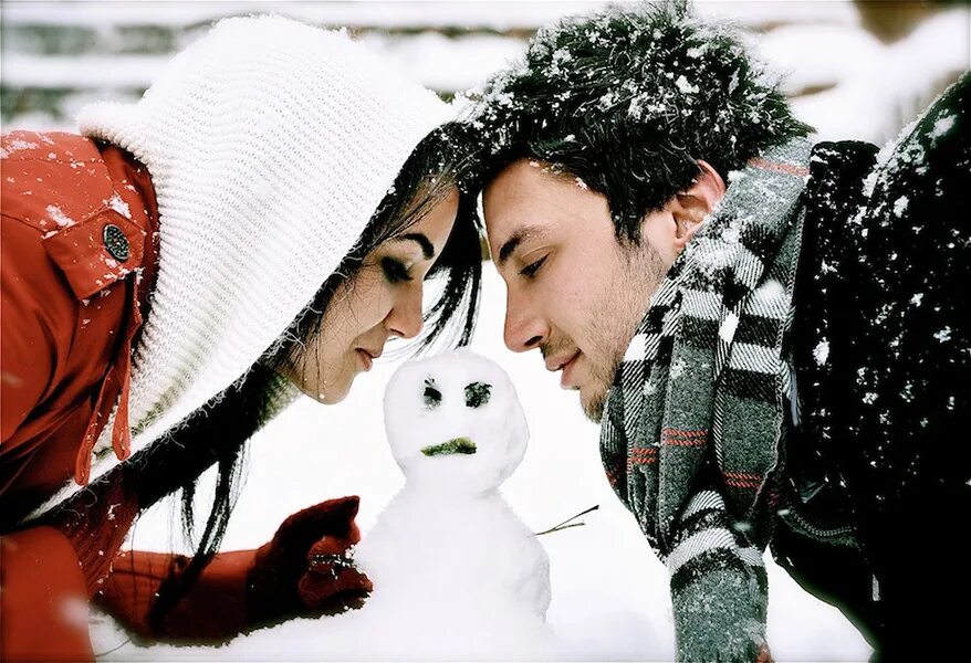 Севги мп3. Новый год влюбленные. Влюблённые новый год зима. Девушка целует снеговика. Зима любовь картинки.