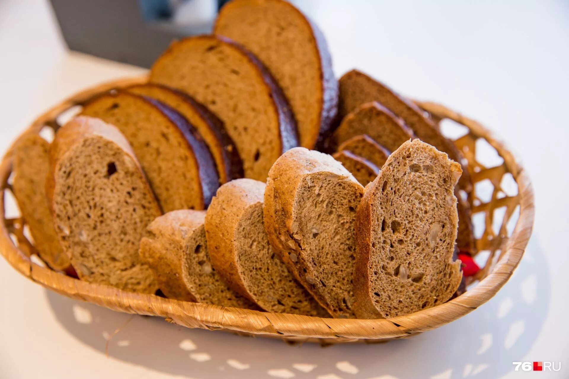 Черный хлеб польза и вред. Переславский хлебозавод хлеб. Полезный хлеб. Вчерашний хлеб. Тяжелый хлеб.
