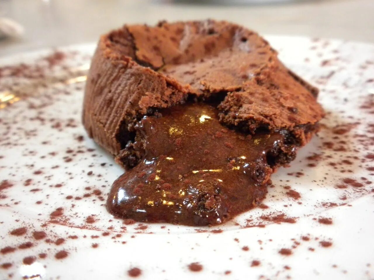 Шоколадный фондан кекс. Кекс с расплавленным шоколадом. Маффины с жидким шоколадом. Брауни с жидким центром.