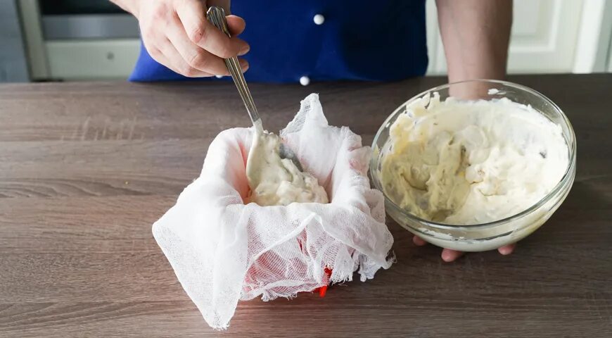 Формы для сырной пасхи. Форма для приготовления творожной пасхи. Формочка для пасхи творожной. Формочки для пасхи из творога. Застеленная марлей.