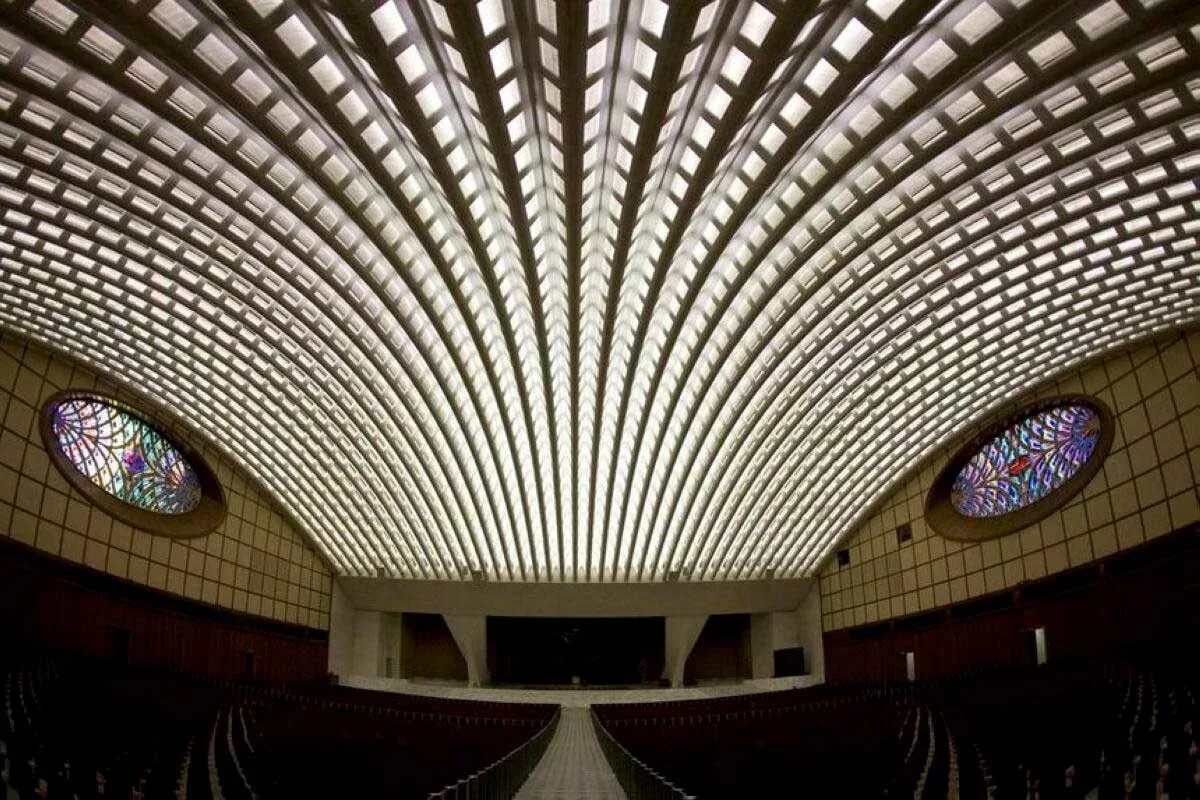 Зал аудиенций папы римского в ватикане. Трон папы римского в ватикане сатанизм. Зал аудиенции папы римского. Конференц зал папе. Конференц зал папы римского в ва.