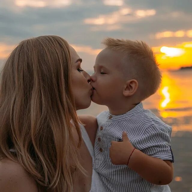 Женщина с ребенком. Идеальная мама. Мать и сын смеются. У девушки сына есть ребенок. Современная мама.