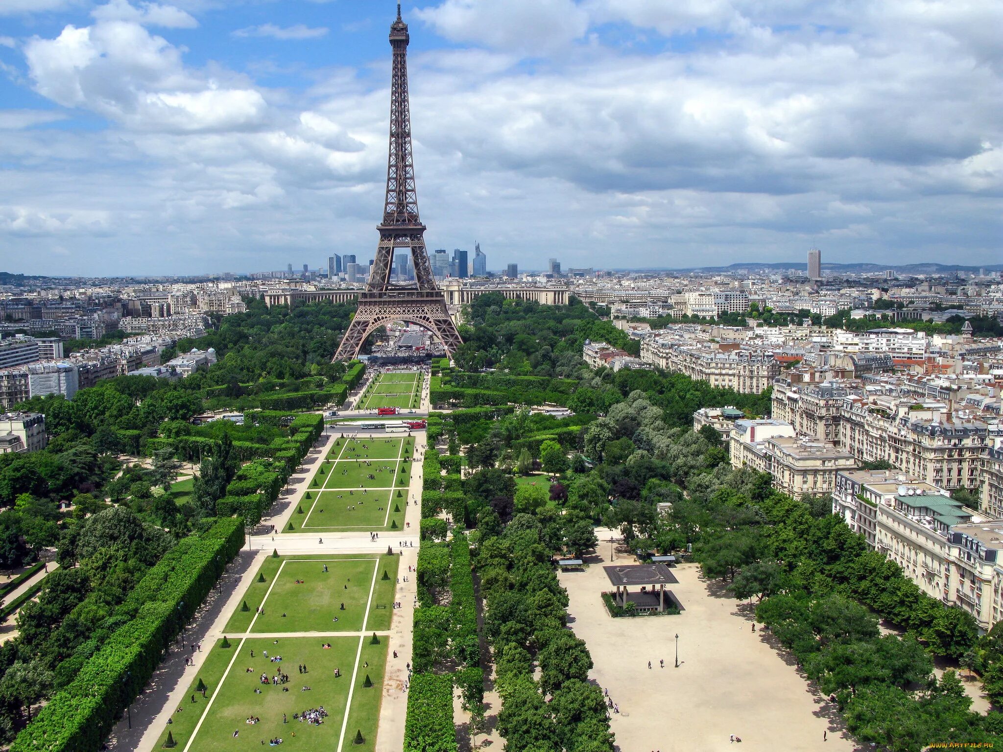 Город бразилия франция. Французский бульвар в Париже. Эйфелева башня в Париже. Эйфелева башня с высоты птичьего полета. Вид на Эйфелеву башню с двора.