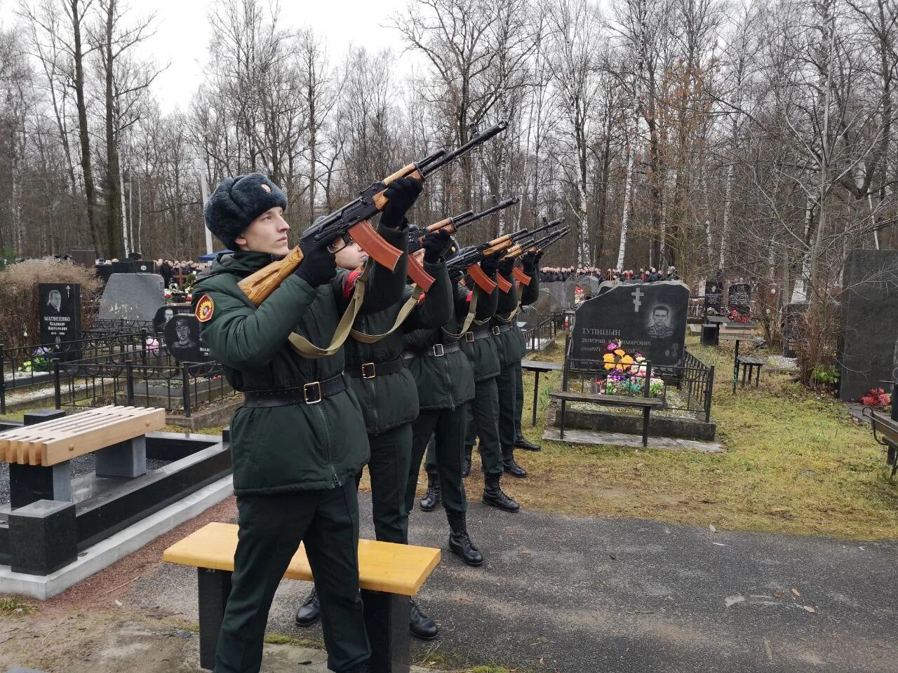 Похоронить с почестями. Отдание воинских почестей. Военный караул на похоронах. Отдание воинских почестей погибшим.