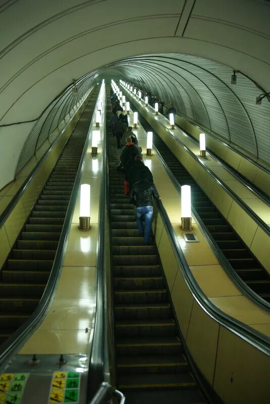 Наклонный ход эскалатора московского метрополитена. Станция адмиралтейская эскалатор. Парк победы станция метро москва эскалатор. Спуск станции. Питер станция метро адмиралтейская эскалатор.