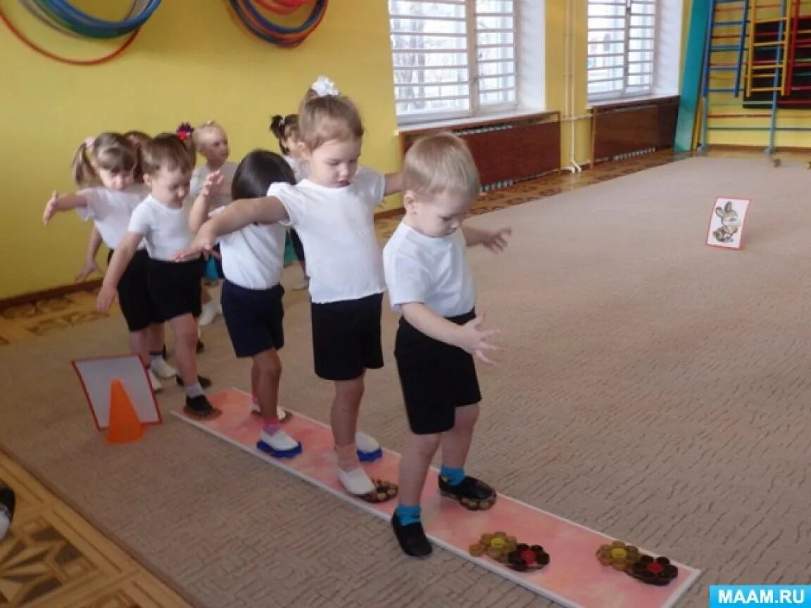 Занятия 1 младшая физкультура. Физкультурные занятия в детском саду. Физкультура в детском саду младшая группа. Занятия по физкультуре в младшей группе детского сада. Занятие по физкультуре в младшей группе.