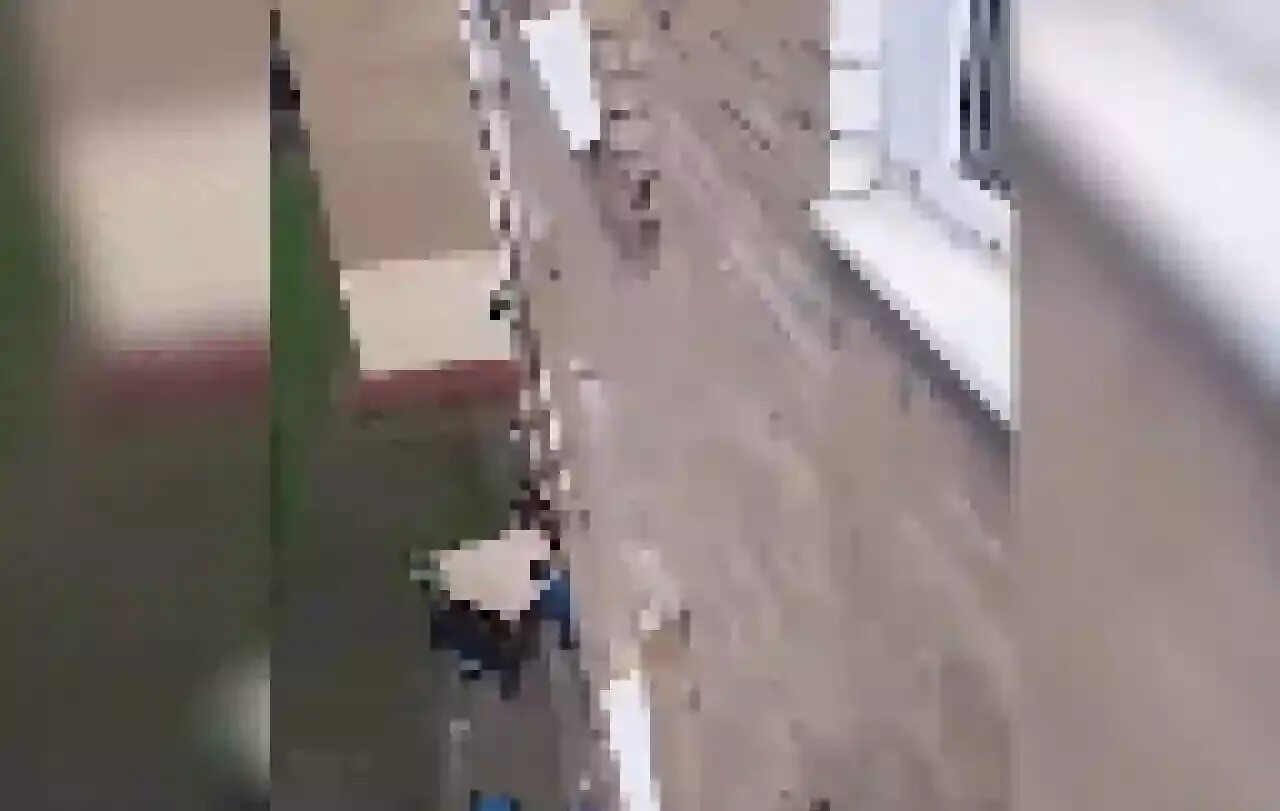 Девушка упала с лестницы. Ребенок упал дверь. На ребёнка упала стеклянная дверь. Упала дверь в школе. Прятки в шкафу.