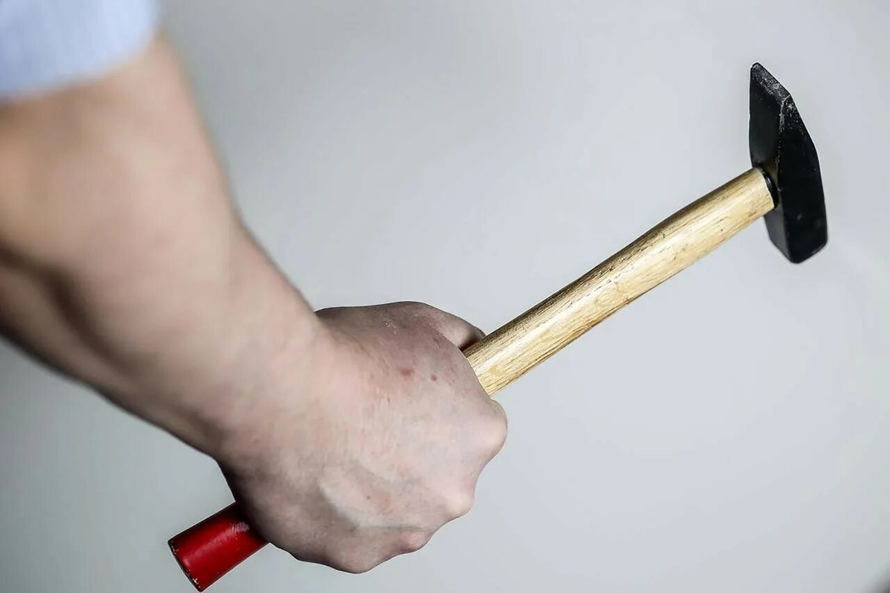 молоток слесарный сломанный. горит молоток. горит молоток. горит молоток. ломает стену.