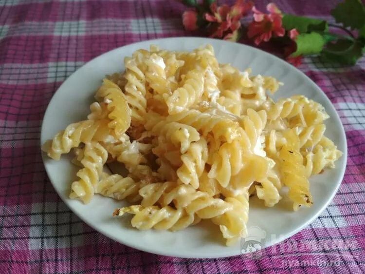Макароны с яйцом и сыром на сковороде. Макароны с яйцом. макароны с яйцом и сыром. вермишель с яйцом. вермишель с яйцом на сковороде.