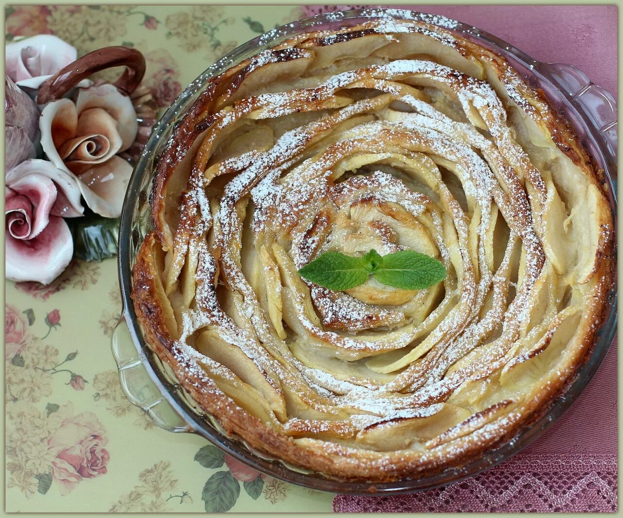 Пирог розочка. Яблочный пирог с розочками. Пирог с яблоками розочками. Шарлотка Розочка. Пирог с яблочными розами.