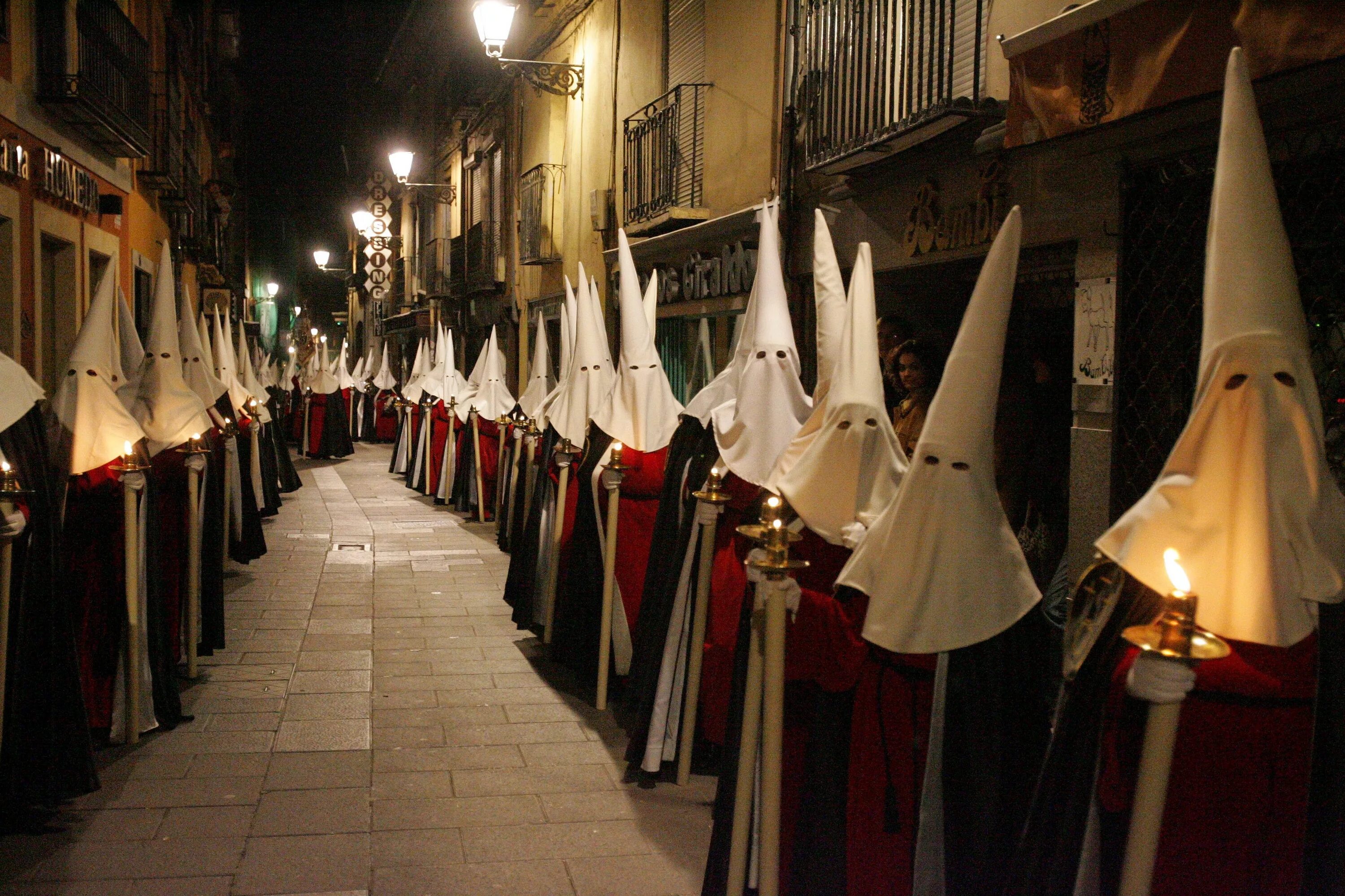 Когда пасха в испании. Семана Санта в Испании. Семана Санта в Испании костюмы. Semana Santa — страстная неделя в Испании. Семано Санто страсная неделя.