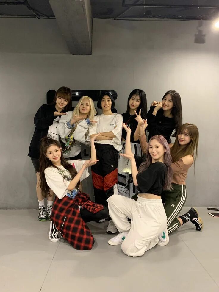 Школа кей поп танцев. K pop танцевальные студии. Chung ha stay tonight dance. K-pop хореография. Студия к поп танцев в москве.