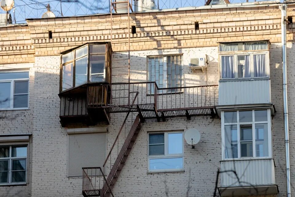 Балкон российский из квартиры. Эвакуационные балконы. Пожарная лестница на лоджии. Дом с балконами многоэтажный. Складная пожарная лестница на балконе п44.