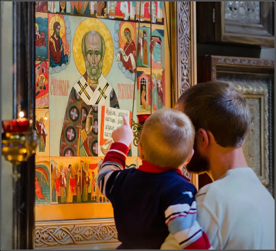 Св с ребенком. Ребенок у иконы свт. Николая. Семья молится свт. Николаю Чудотворцу в храме. Дети с иконой свт. Николая Чудотворца. Дети в храме.