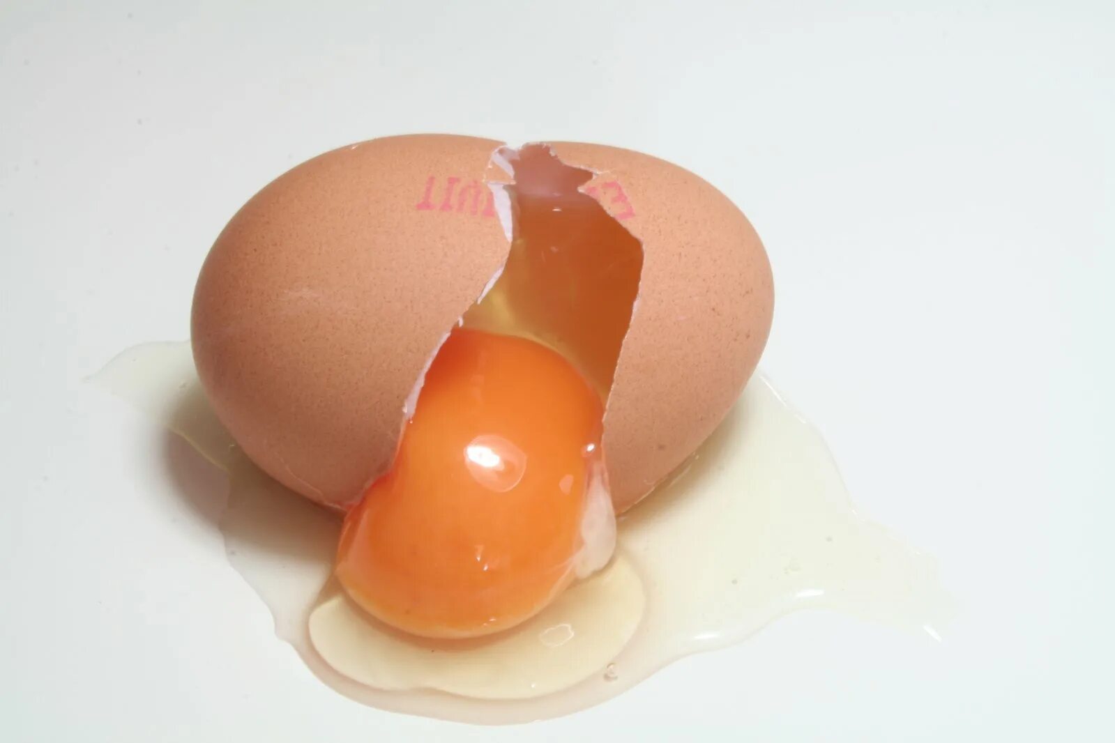 Открывай яичко. Разбитое яйцо. Расколотое яйцо. Открытые яйца. Яйцо раскрытое.