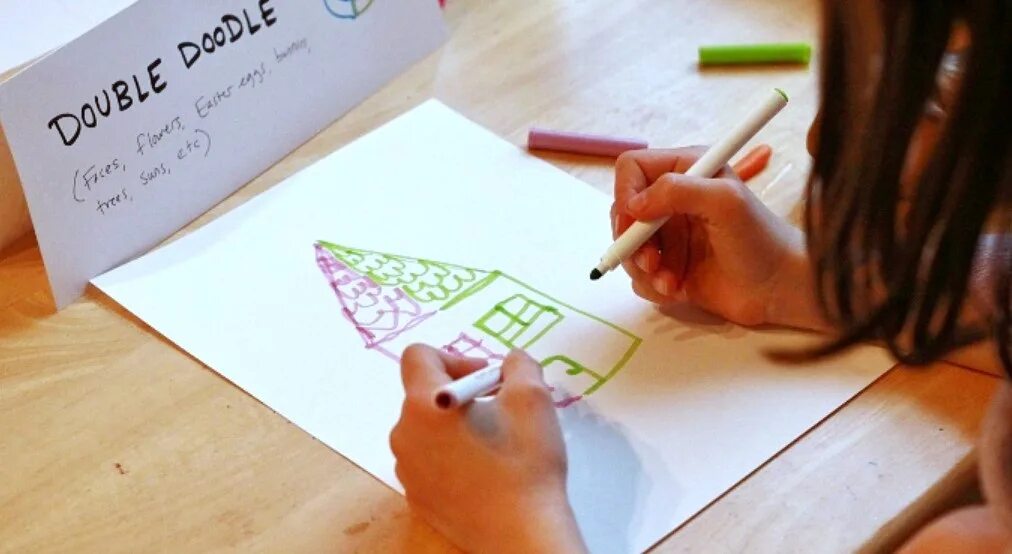 Человек пользующийся 2 руками. Рисуем двумя руками для детей. Занятия рисованием. Ребёнок рисует двуми руками. Рисование одновременно.