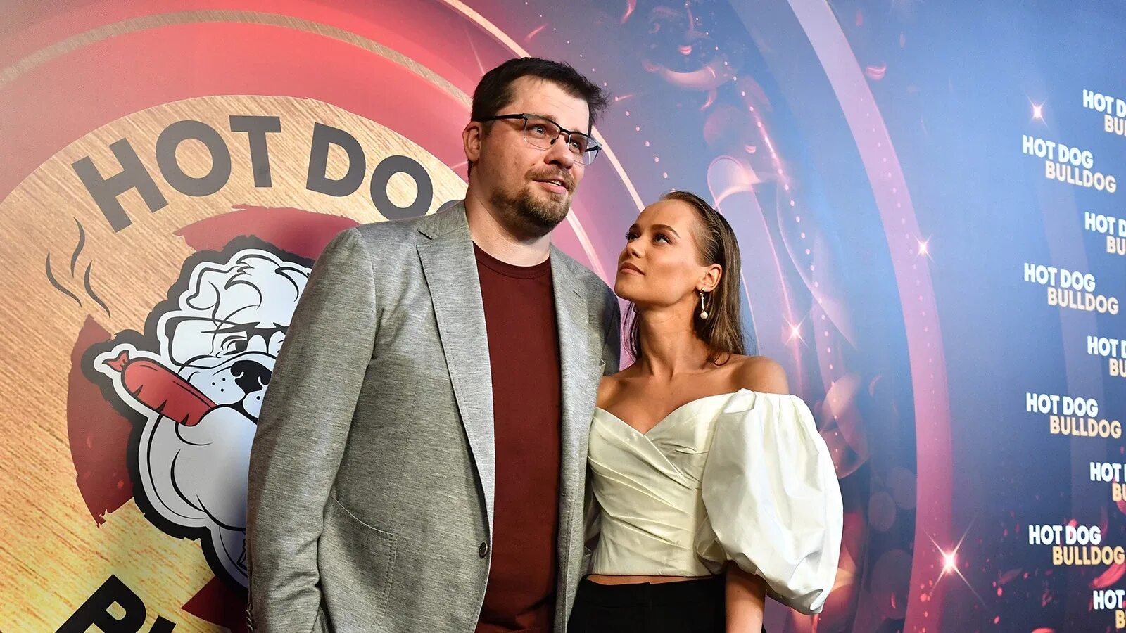 Катерина ковальчук и гарик харламов. Камеди клаб харламов. Катерина ковальчук и гарик. Катерина ковальчук и гарик харламов. Камеди клаб лысый.