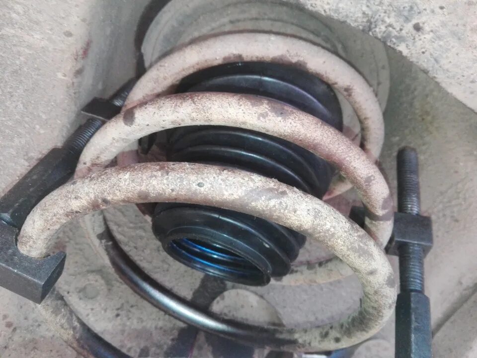 Опора передней подвески ауди 80. Передние стойки на кольт z30. Замена передних стоек ауди. Замена пыльника амортизатора без снятия стойки. Передние колесные стойки.