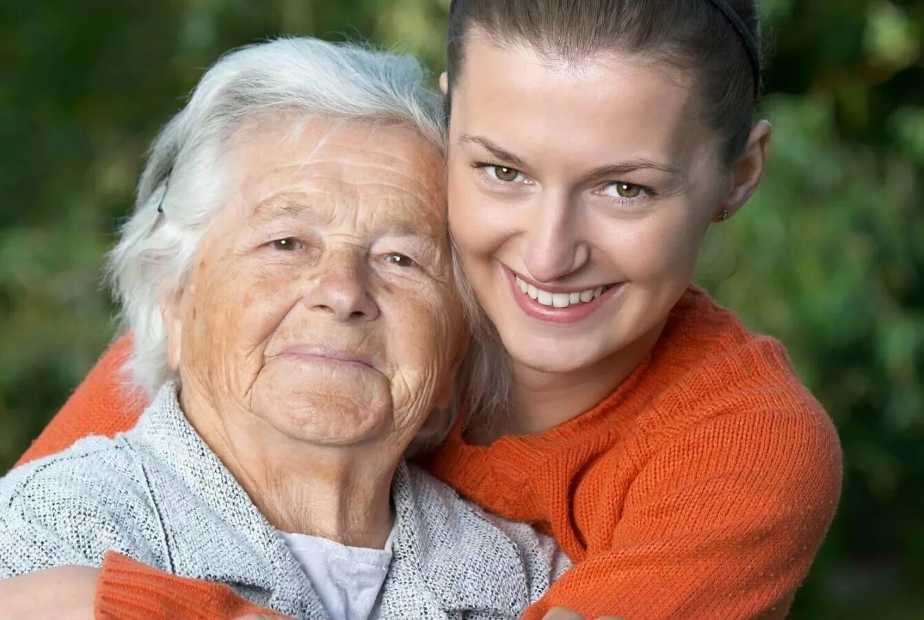 парень и пожилая женщина. разновозрастные браки. на сундук старушка села. бабулю. бабушка и внучка.