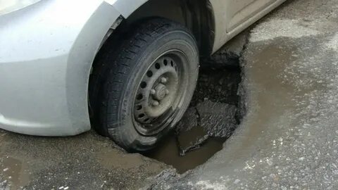 2 рабочих стоят по бокам от ямы