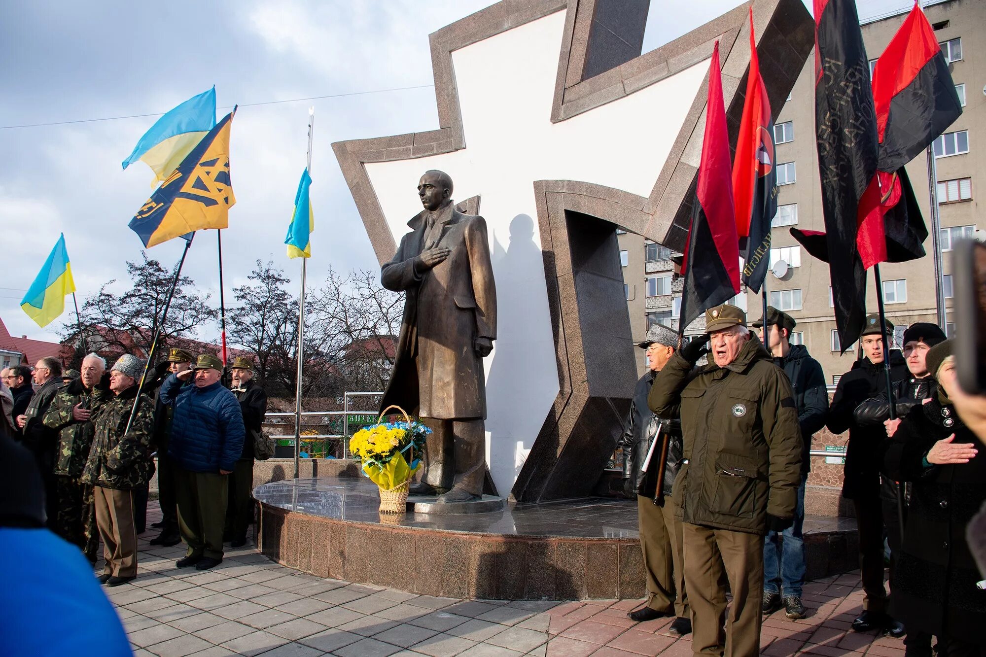 Ивано-франковск памятник бандере. Флаг бандеры красно черный. Бандера на украинском. Бандера на украинском. Памятник степану бандере в киеве.