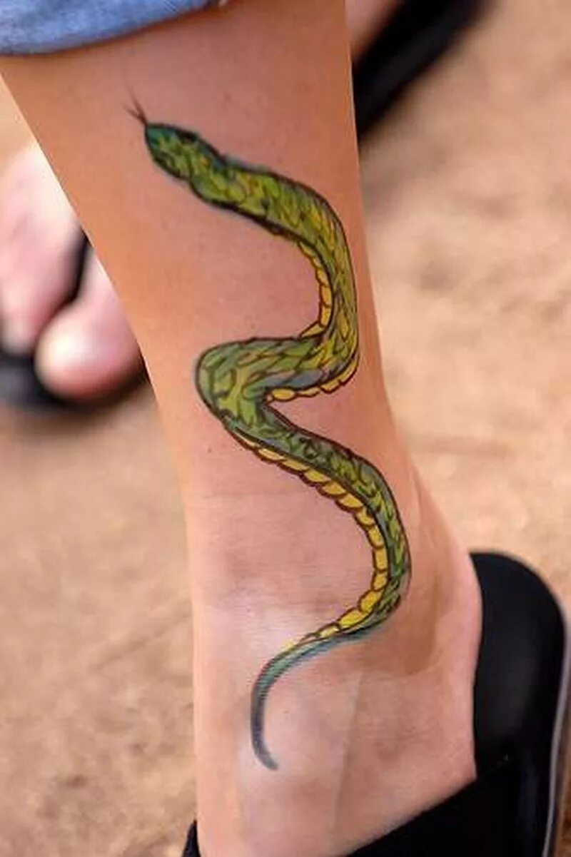 Тату маленьких змей. Тату змея. Тату змея на руке. Тату змея маленькая. Тату змея на ноге.