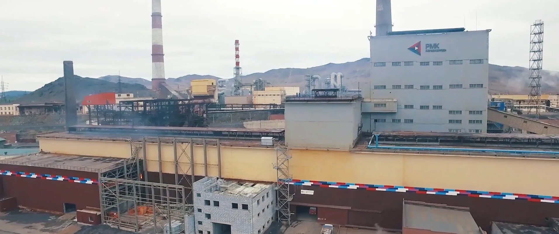 Загрязнение воздуха в уфе. Сибай тэц. Оао электроцинк владикавказ. Заводы сибая. Ангарский цементный завод фото.