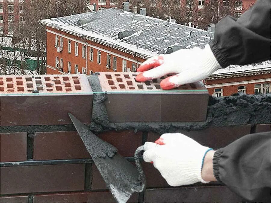 Кср 250 парапет. Парапет из кирпича. Парапет из кирпича. Панели под кирпич. Кирпичный парапет на кровле.