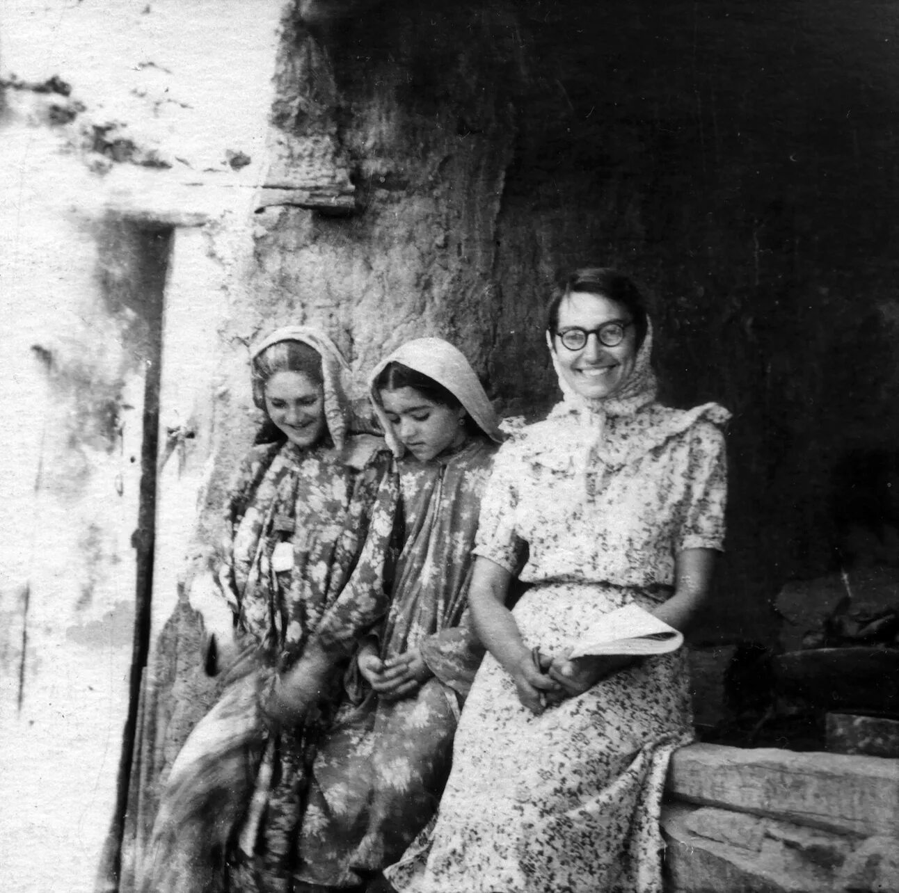 Кишлак девочка текст. Кишлак ошоба. Памирская кишлак Дерзуд 1969. Язгулямский народ. Девушки из кишлака.