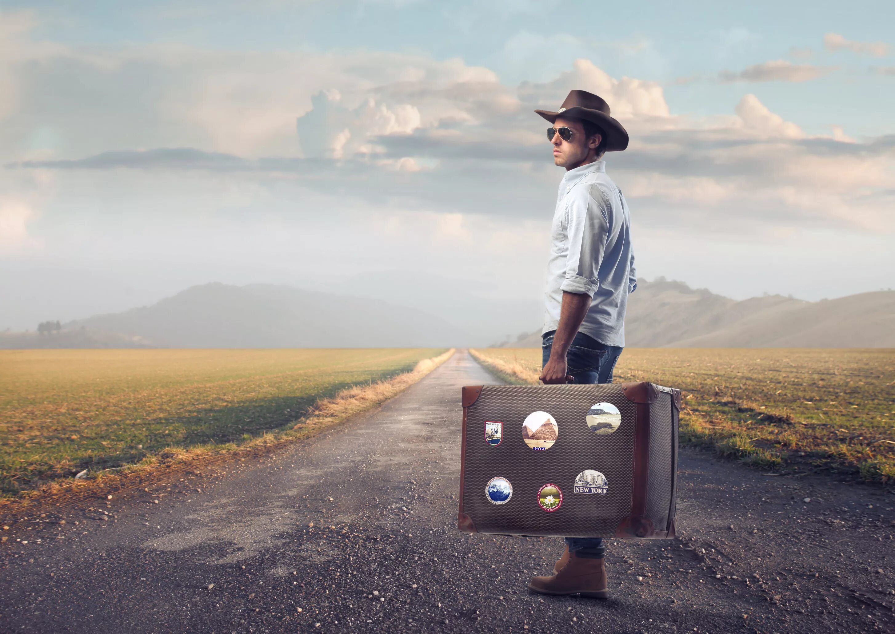 Suitcase песня. Сижу на чемоданах. Девушка с чемоданом на море. Собираю вещи в поездку. Suitcase песня.