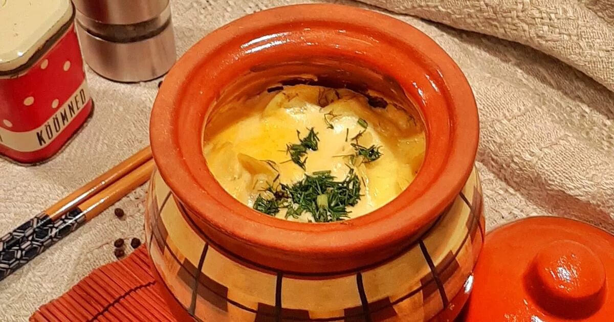 Пельмени в горшочках пошаговый рецепт. Пельмени в горшочке. пельмени в горшочках по таежному в горшочках. пельмени в глиняных горшочках в духовке. пельмени в горшочке подача.