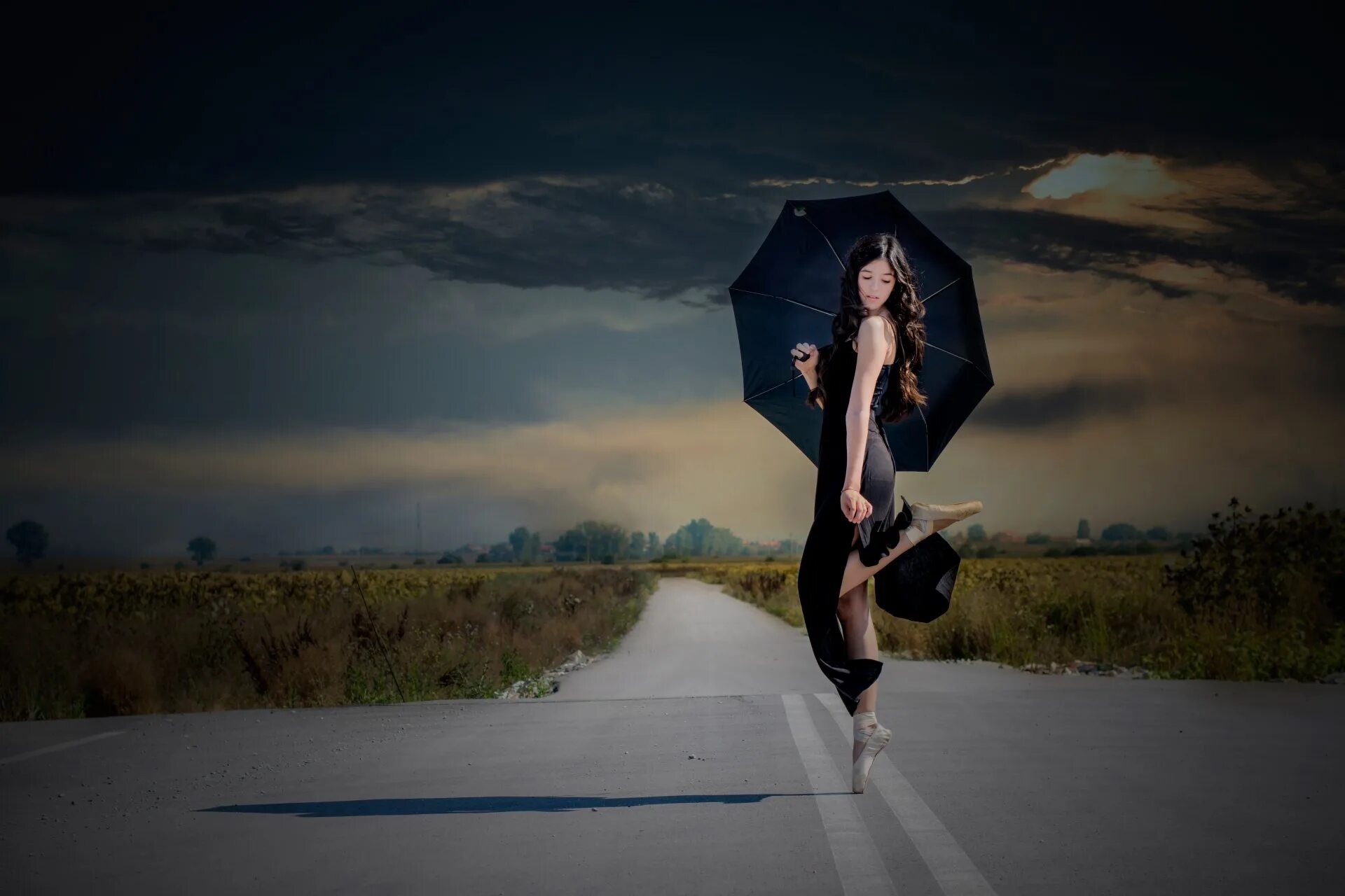 Танцующие девушки на дороге. Счастливая дорога. Балерина фото. Девушка на дороге арт. Фотосессия с подругой на дороге.