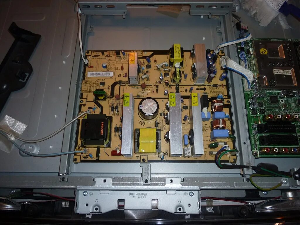 чинит телевизор. телевизор в разборе. плазменный телевизор в разборе. неисправности жидкокристаллических телевизоров. плазменный телевизор в разборе.