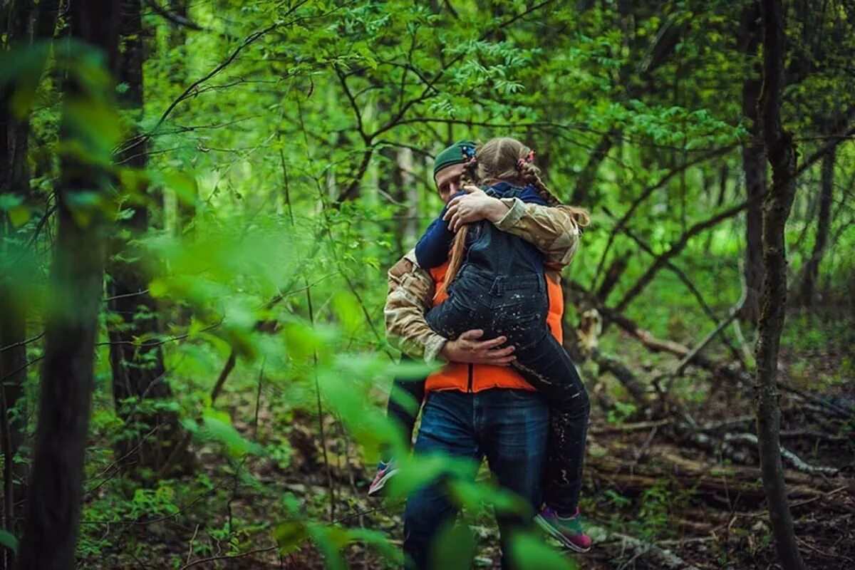 Медленная жизнь мага природы в заброшенном лесу. Заблудился в лесу. Фотосессия в лесу.