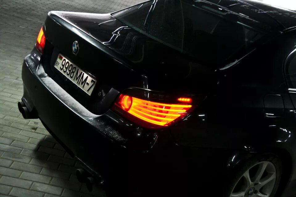Горит е60. BMW m5 e60 в темноте. BMW e60 задние фары. BMW e60 Rear.