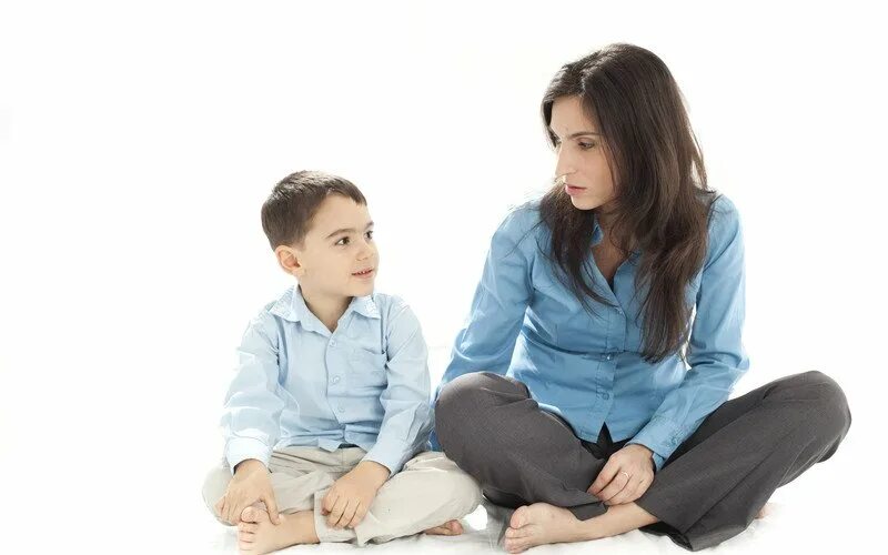 Почему мама сидит. Мама сидит на сыне. Картинка мама общается с ребенком. Совет родителей. Детский диалог мамы с сыном.