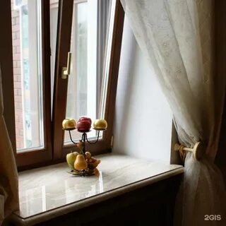 Темные окна и темный подоконник