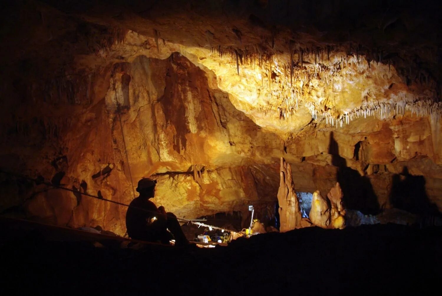 Ancient cave. Древние пещеры. Первобытная пещера. Пещера древних. Пещера первобытного человека.