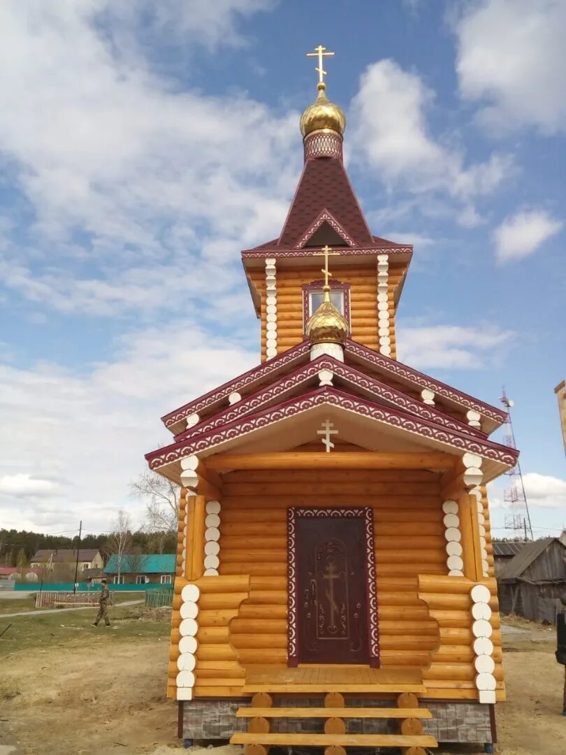 Погода бобровский хмао. Посёлок Бобровский храм. Храм Белоярск. Храм из оцилиндрованного бревна Киров. Поселок Бобровский ХМАО.