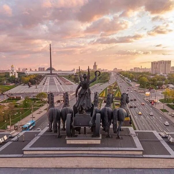 Москва метро на поклонной горе. Кутузовский проспект Поклонная гора. Парк Победы, Москва, Кутузовский проспект. Поклонная гора Триумфальная арка. Кутузовский проспект Триумфальная арка 2023.