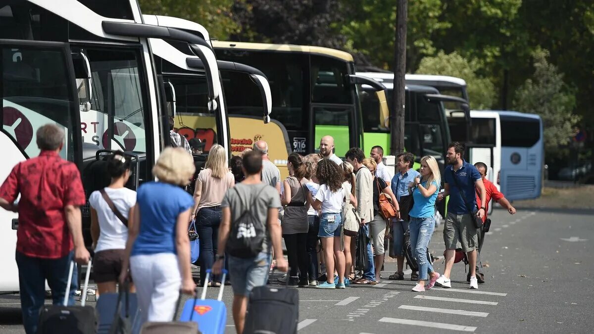Туристы ехали на автобусе 1 час. Экскурсионный автобус с пассажирами. Автобус турист. Автобус для путешествий. Люди в экскурсионном автобусе.