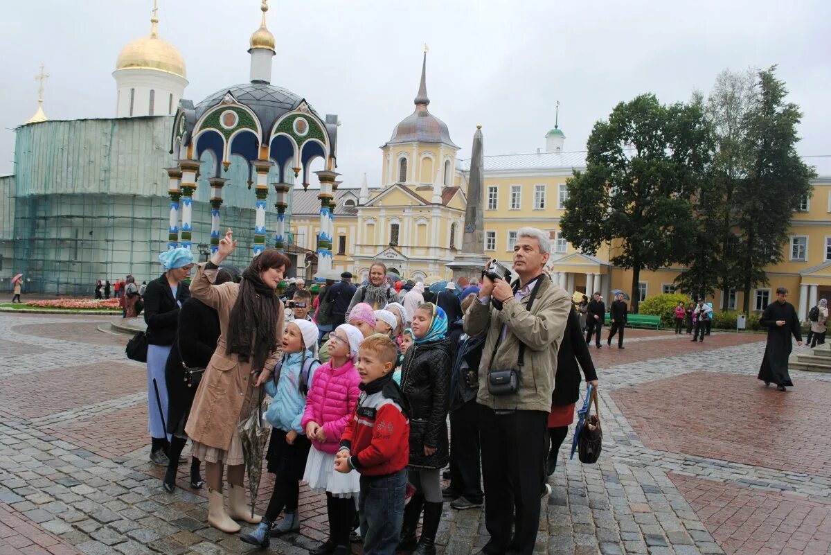 Город сергиев посад для детей. Сергиев Посад Лавра экскурсии. Сергиев Посад Лавра Посад экскурсия. Сергиев Посад туристы. Сергиев Посад экскурсии по Лавре.