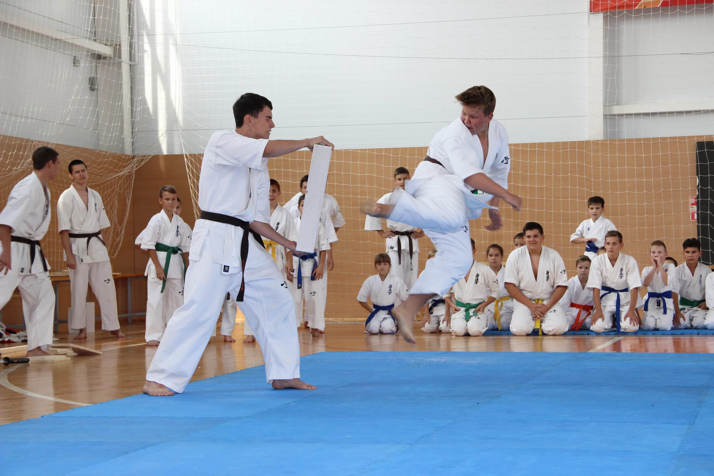 Карате 10 лет. Карате 10 лет. Каратэ киокусинкай дети. Спарринги карате киокусинкай. День рождения спортшколы карате.