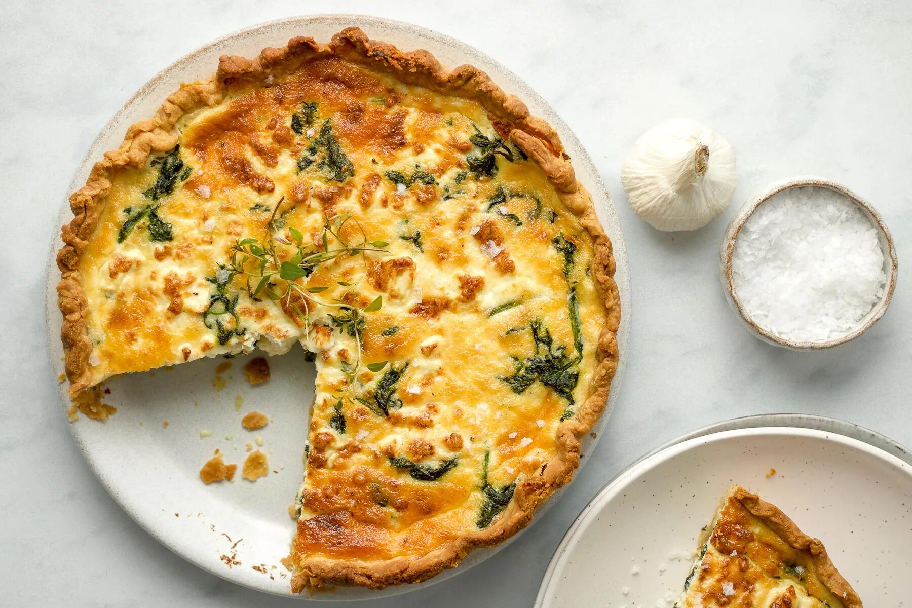 Спанакопита греческий пирог со шпинатом. Пирог фета. Пирог фета. Брускетта с моцареллой. Пирог с фетой и сыром.